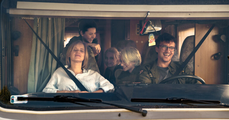 Krok w dobrą stronę – recenzja filmu „Każdy wie lepiej”