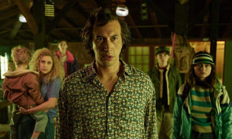 Pełnowartościowy chaos – recenzja filmu „Biały szum”