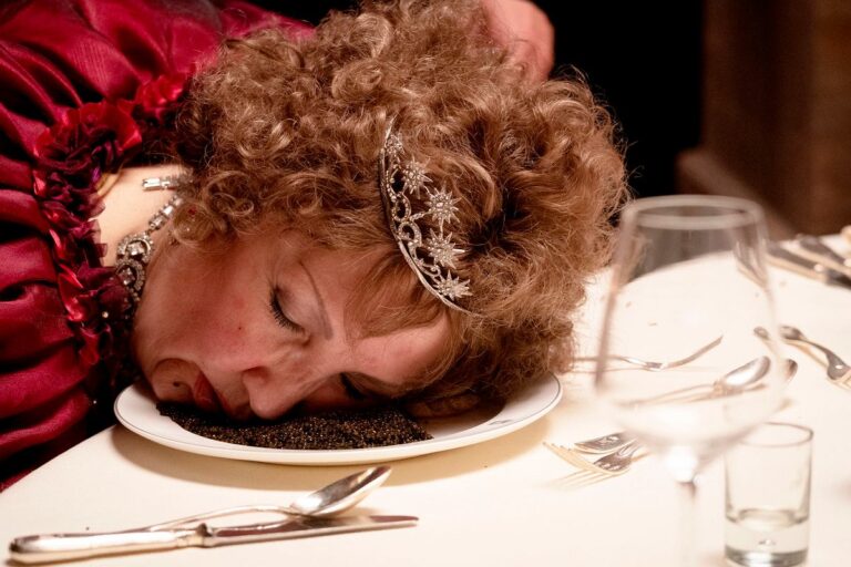 Dyskretna porażka burżuazji – recenzja filmu „The Palace” Romana Polańskiego