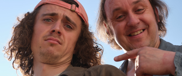 No i pie****nęło – recenzja filmu „Wujek Foliarz”