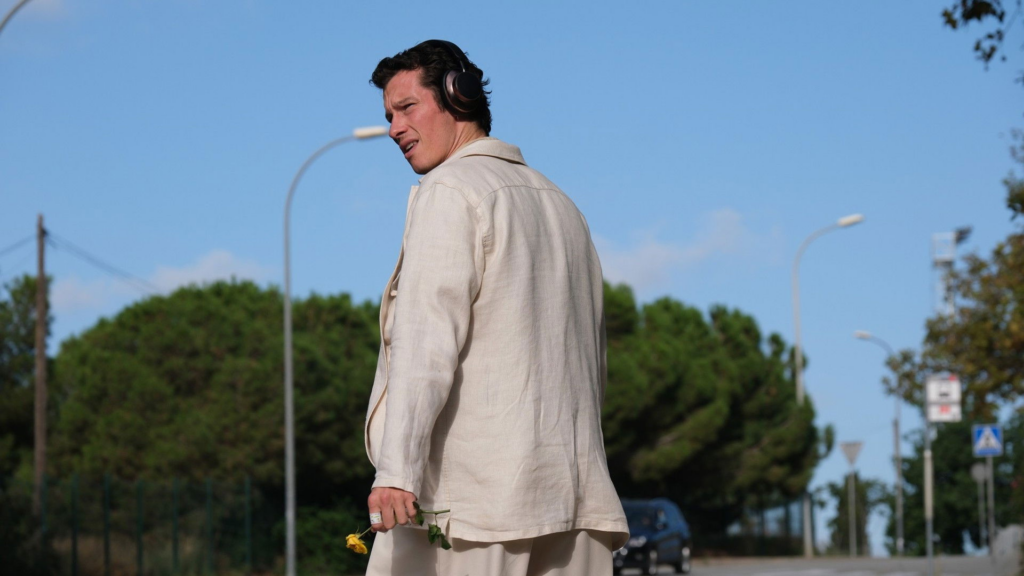 Callum Turner w filmie Rosebush Pruning, reż. Karim Ainouz