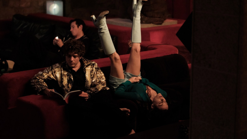 Riley Keough w filmie Rosebush Pruning, reż. Karim Ainouz